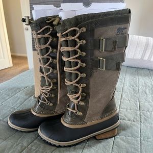Sorel Conquest Carly II Waterproof Peatmoss/Glare Size W6.5
